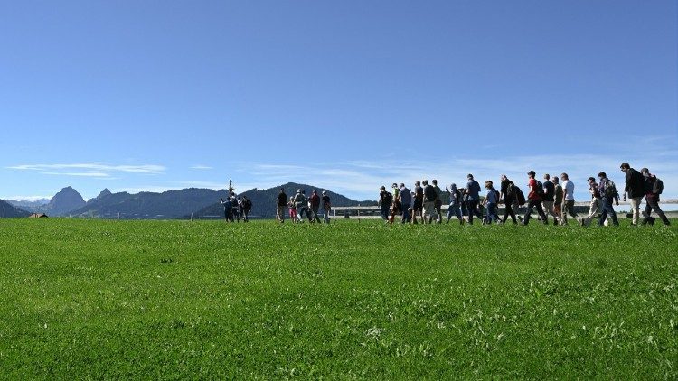 Die ehemaligen Gardisten aller Altersstufen pilgern nach Einsiedeln durch die zentralschweizerische Landschaft, begleitet von geistlichen Impulsen und Gebet (Copyright Foto Conny Birchler)