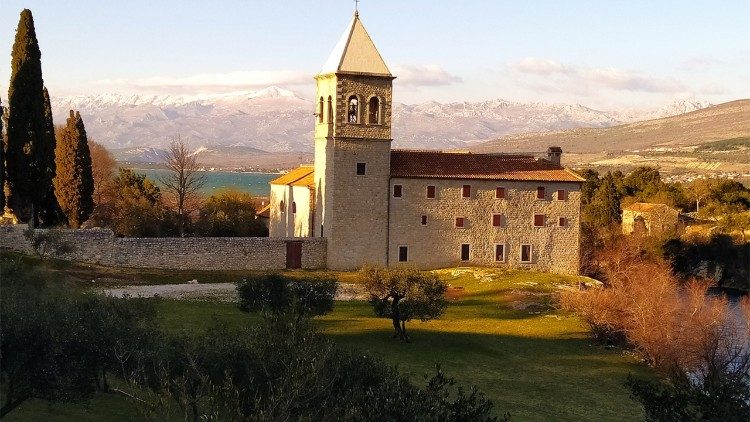 Samostan s crkvom u Karinu  (Foto: Ines Grbić)