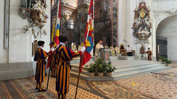 Kardinal Emil Paul Tscherrig - ehemaliger Schweizergardist - feiert die Messe in der Abteikirche Einsiedeln im Beisein uniformierter Ex-Gardisten mit den Fahnen der regionalen Sektionen (Copyright Foto Michel Glaus)