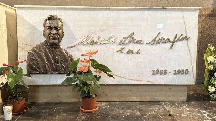 O túmulo do padre Moisés Lira Serafin no Templo Expiatório Nacional de San Felipe de Jesús, Cidade do México