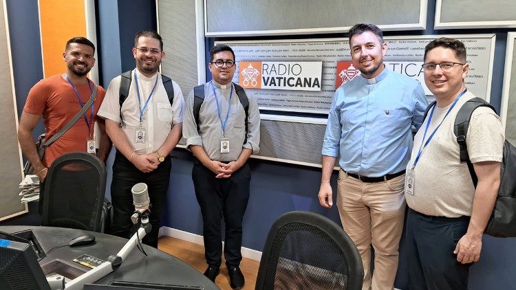 Sacerdotes teatinos visitam a Rádio Vaticano