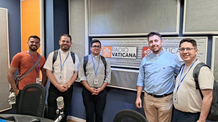 Sacerdotes teatianos visitam a Rádio Vaticano