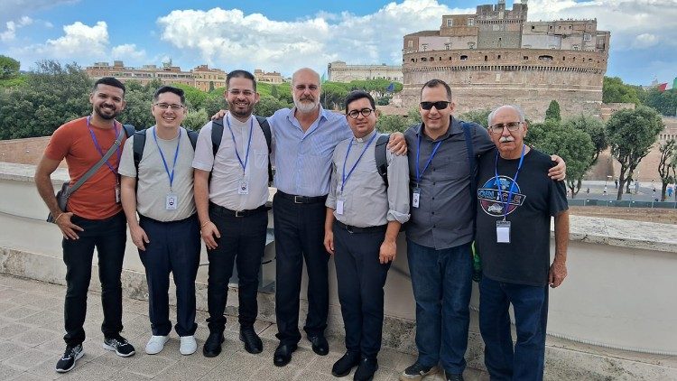 Sacerdotes teatianos visitam a Rádio Vaticano