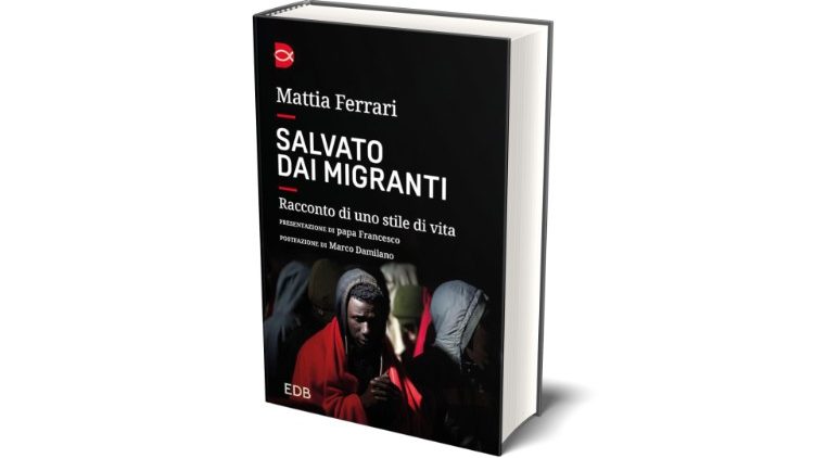 Portada del libro "Salvado por los migrantes", del padre Mattia Ferrari.