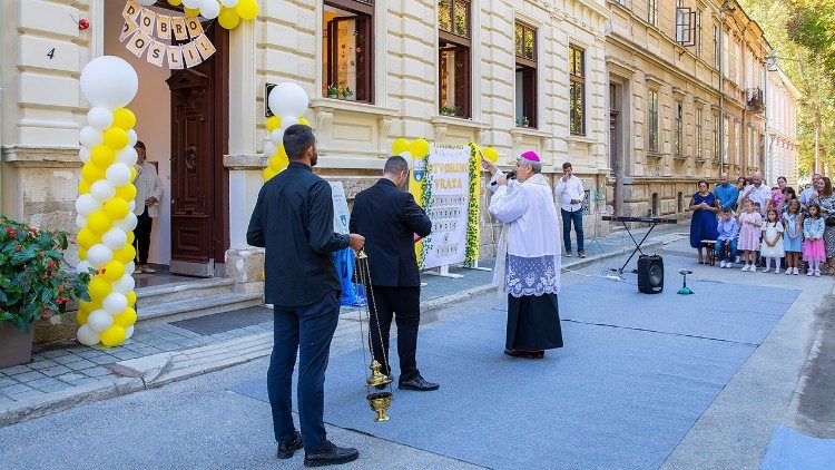 Biskup Vlado Košić blagoslivlja Katoličku osnovnu školu u Sisku