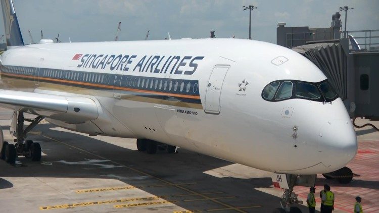 El avión que lleva al Pontífice de regreso a Italia