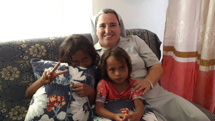 Hna. Isabel Martins con niños en Mailiana, ciudad de Timor Oriental