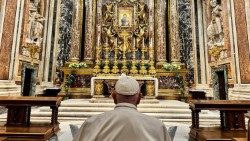 Pope Francis prays before the icon of Maria Salus Populi Romani