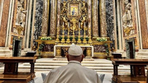 El Papa en oración ante el ícono de la Salus Populi Romani