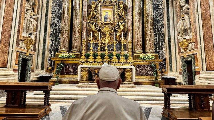 Pope Francis prays before the icon of Maria Salus Populi Romani