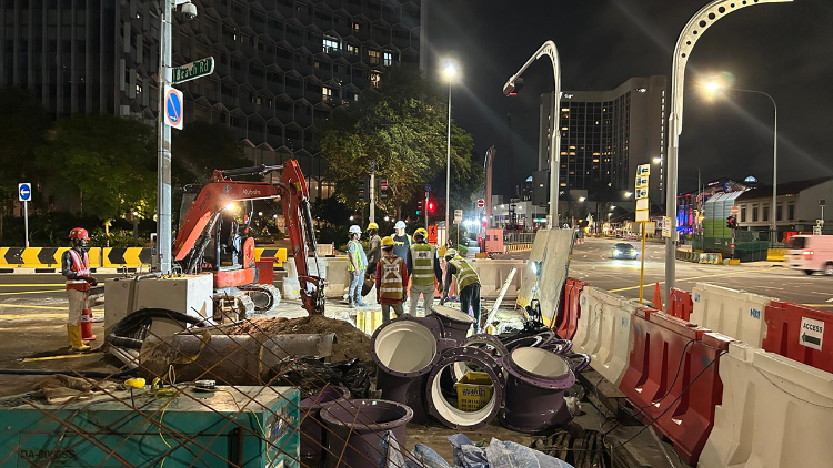 Nachts beginnt die Arbeit auf den Baustellen in Singapur, oft mit prekären Arbeitskräften