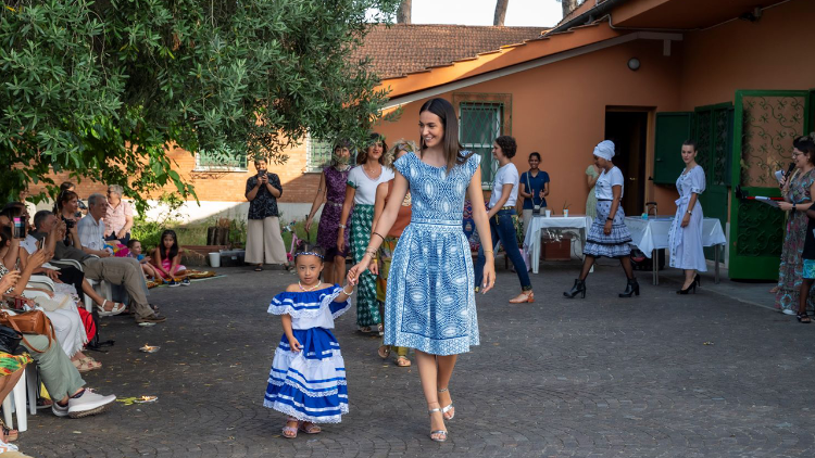 La sfilata organizzata dalla sartoria sociale di Ladispoli nel 2023 