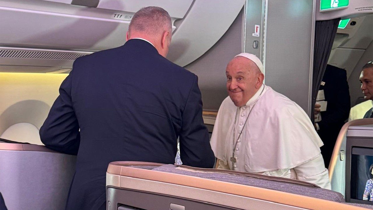 Francisco, en su vuelo de regreso a Roma