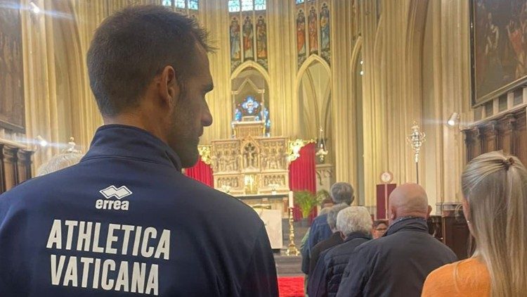 Missa na catedral de Hasselt, Bélgica, celebrada na véspera do campeonato europeu de ciclismo