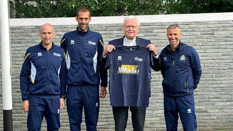 Representantes de Athletica Vaticana con monseñor Patrick Hoogmartens, obispo de Hasselt