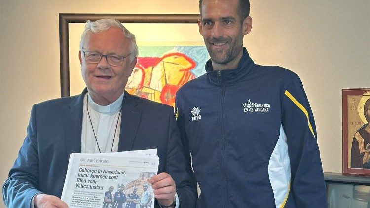 Rien Schuurhuis, candidato de Athletica Vaticana, con monseñor Patrick Hoogmartens, obispo de Hasselt