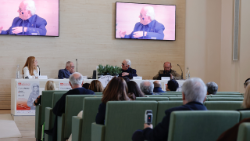 Il panel dal titolo "Dalla scrittura alla persona: chi era san Francesco?”. Da destra, il poeta Davide Rondoni, fra' Firmino Giacometti, Attilio Bartoli Langeli e la moderatrice Silvia Costantini