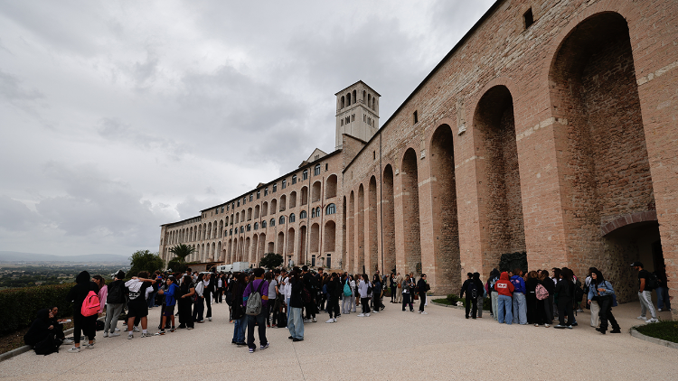 Alcuni degli studenti coinvolti negli appuntamenti culturali e formativi del Cortile di Francesco 2024