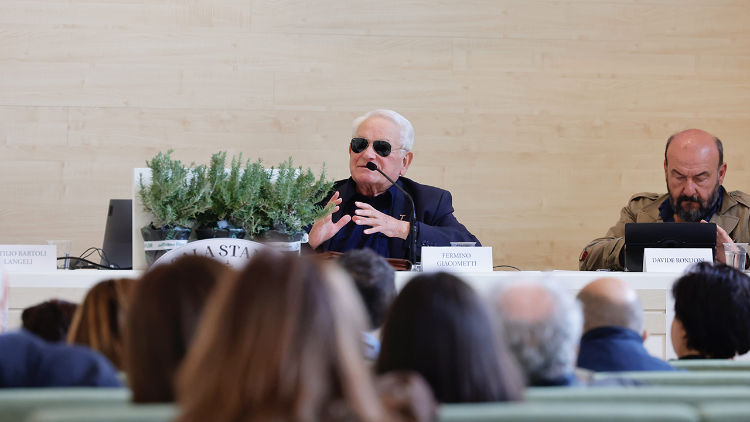 
                    Pátio de Francisco, foco nos escritos do Santo, pessoa sensível e original
                