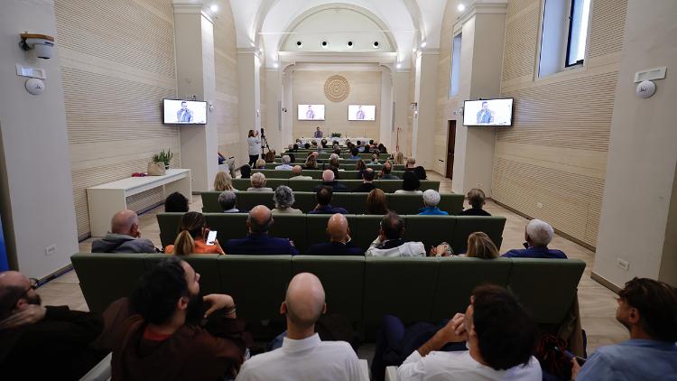 Uno degli incontri nella sala conferenze della Sala Stampa del Sacro Convento di Assisi