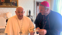 El arzobispo de Tirana, Arjan Dodaj, en un encuentro con el Papa Francisco. (Foto de archivo)