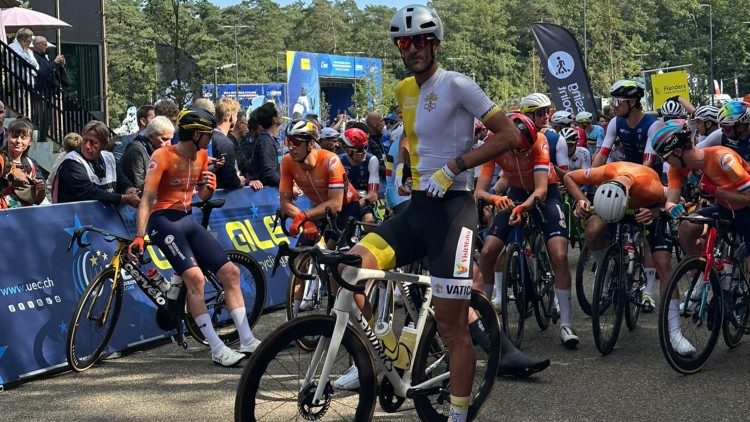 Schuurhuis antes do início do Campeonato Europeu de Ciclismo