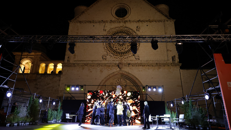 Un immagine dello spettacolo "Il Sogno" con i ragazzi dell'Istituto Serafico, persone anche con gravi disabilità