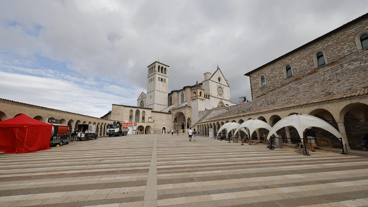 La Basilica di San Francesco di Assisi e gli stand del Cortile di Francesco