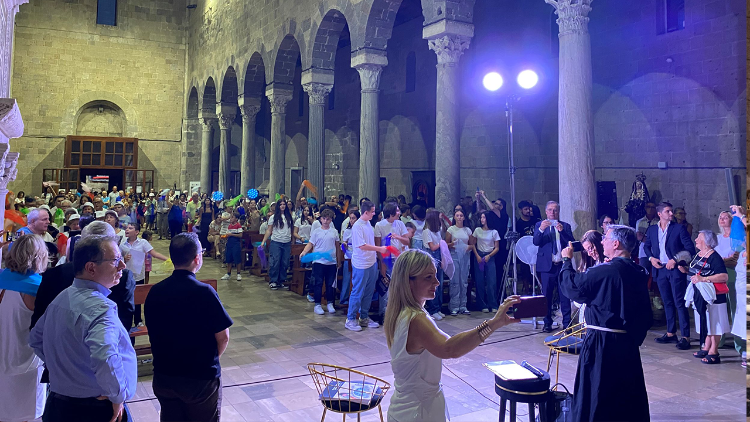 Padre Fortunato in dialogo coi bambini nella cattedrale di Casertavecchia