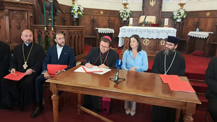 Firma del documento de Constitución de la Mesa Interconfesional de España, en la Catedral del Redentor, de la Iglesia Reformada Episcopal, en Madrid