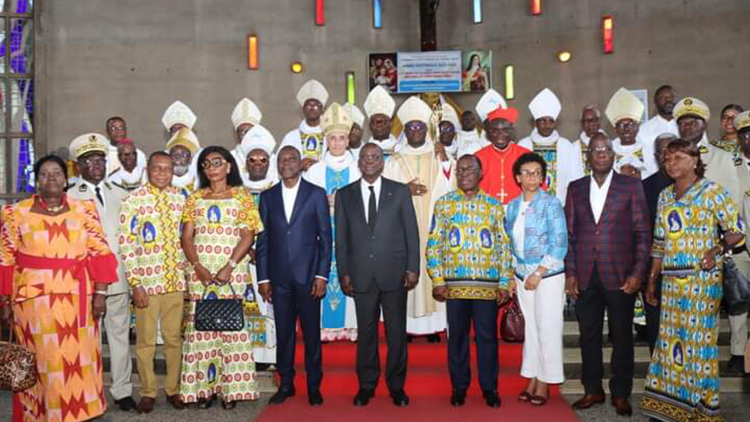 Mgr Jacques Assanvo Ahiwa, nouvel archevêque métropolitain de Bouaké (Côte d'Ivoire), entouré des fidèles de cet archidiocèse. 