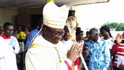 Mgr Jacques Assanvo Ahiwa, nouvel archevêque métropolitain de Bouaké (Côte d'Ivoire), entouré des fidèles de cet archidiocèse. 