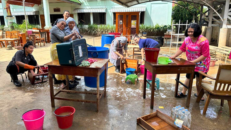 Volunteers clean up mud at Santi Witthaya diocesan school (Photo from Diocese of Chiang Rai)