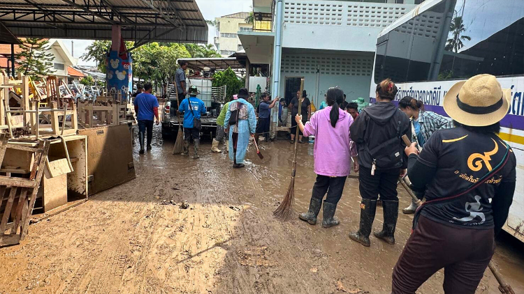 Volunteers clean up mud at Santi Witthaya diocesan school (Photo from Diocese of Chiang Rai)