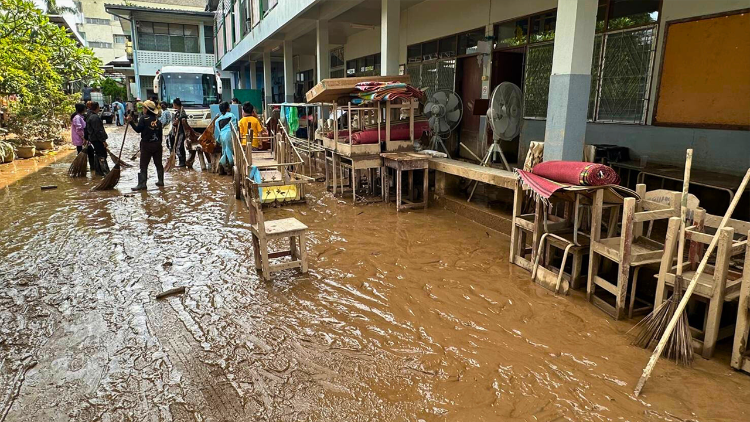 Volunteers clean up mud at Santi Witthaya diocesan school (Photo from Diocese of Chiang Rai)