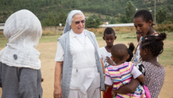 Suor Laura Girotto con alcune donne e bambini ad Adwa