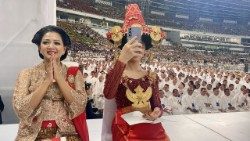 L'artiste Lyodra Margareta Ginting, lors de la célébration de la messe du Pape au stade GBK à Jakarta.