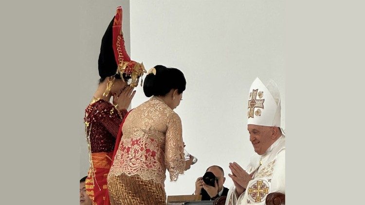 Lyodra durante l'offertorio della Messa del Papa a Jakarta