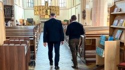 Weihbischof Rolf Lohmann (links) und Pfarrer Égide Muziazia in der Pfarrkirche St. Martinus in Emmerich-Elten. © Bistum Münster