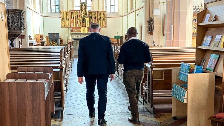 Weihbischof Rolf Lohmann (links) und Pfarrer Égide Muziazia in der Pfarrkirche St. Martinus in Emmerich-Elten. © Bistum Münster