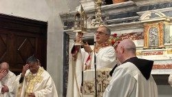 Fra' Massimo Fusarelli, ministro generale dei frati minori,  benedice i fedeli con la reliquia del sangue di San Francesco