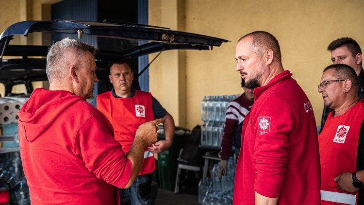 Uomini di Caritas Polonia organizzano gli aiuti (foto Caritas Polska)