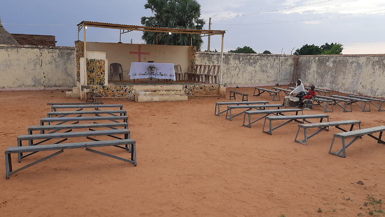 Desolación en una iglesia al aire libre: sacerdotes y fieles, si pueden, huyen.