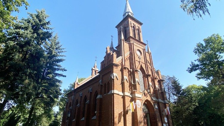 Kościół parafialny pw. św. Stanisława Kostki w Rostkowie, miejsce urodzenia Świętego (ks. Wojciech Kućko)