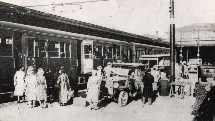 Départ d'un pèlerinage avec les premiers brancardiers qui aident les malades à monter dans le train en 1905. 