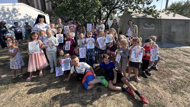 I bambini con i disegni della croce fatti durante la catechesi la domenica, 15 settembre