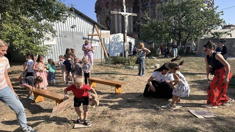 Los niños juegan durante la catequesis en el patio de la parroquia greco-católica de Járkiv