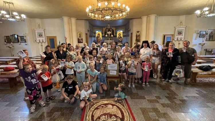 Niños y jóvenes del grupo de catequesis que recibieron termómetros para la fiebre como regalo del Papa Francisco. 