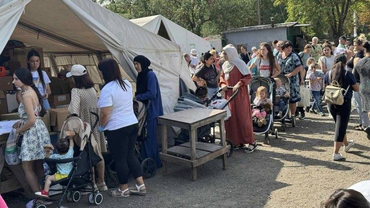 Distribution d'aide humanitaire dans la cour de la paroisse gréco-catholique de Saint-Nicolas à Kharkiv.