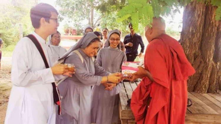 Tým Sester svatého Josefa Zjevení Páně z Myanmaru se vydal z města Yamethin severně od Yangonu do vesnice Ma Kyi Su, vzdálené dvě hodiny jízdy, a přivezl potraviny, pitnou vodu a základní zásoby pro oběti povodní, včetně buddhistických mnichů. Foto: Sestry sv. Josefa od Zjevení Páně v Myanmaru.